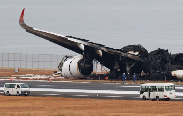 столкновение между реактивным лайнером Japan Airlines и самолетом в аэропорту Ханэда