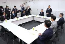 Правящие партии начинают переговоры по внесению изменений в послевоенную конституцию Японии