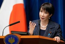 Первая женщина-лидер Японии столкнулась с табу из-за выхода на мужской ринг сумо