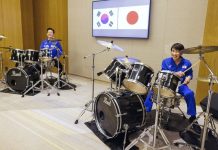 Премьер Японии и президент Южной Кореи сыграли на барабанах после саммита в Наре