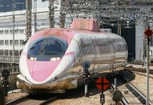 Поезд Hello Kitty Shinkansen совершил прощальный рейс после восьми лет на рельсах